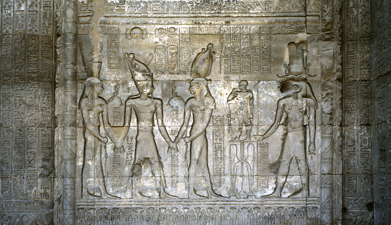 egyp04_11 esna khnoum bas-relief.jpg - Esna temple de Khnoum art de la basse époque Provia 100 F